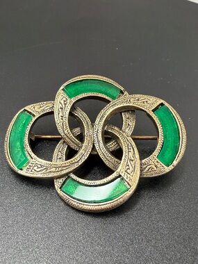 MIRACLE Celtic Interlocking Circle Green Glass Brooch